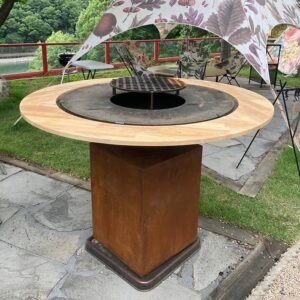 Grill zewnętrzny ze stali corten z tacą na drewno
