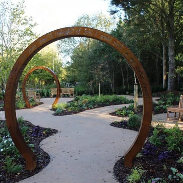 escultura em aço corten_moon_gate_sculpture